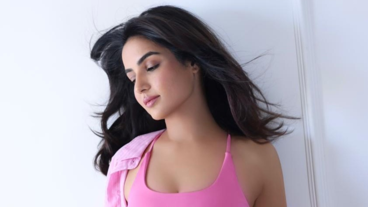 Jasmin Bhasin stuns in a hot-pink athleisure look; Aly Goni calls her ‘ooh pretty.’ 994635