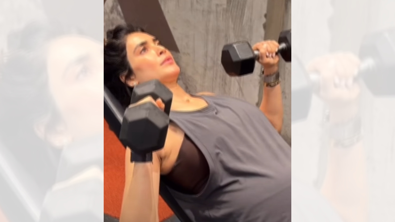 Karishma Tanna Proves Pregnancy Is No Barrier, Lifts Dumbbells Like A Pro 994007