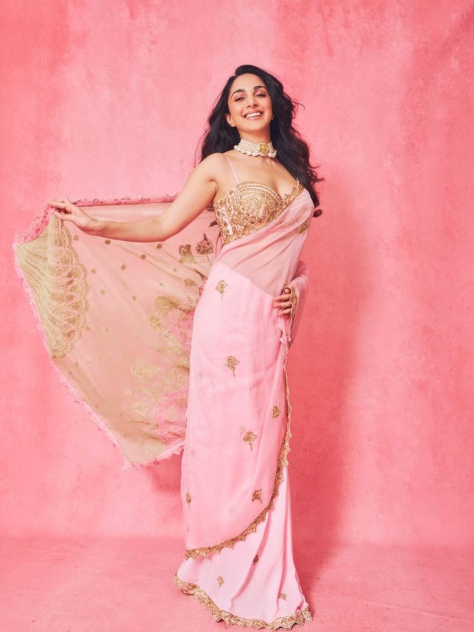Kiara Advani Looks Elegant in a Pink Saree with Gold Work 993948