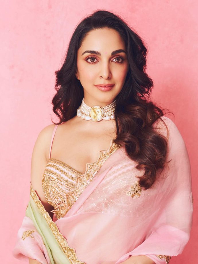 Kiara Advani Looks Elegant in a Pink Saree with Gold Work 993947