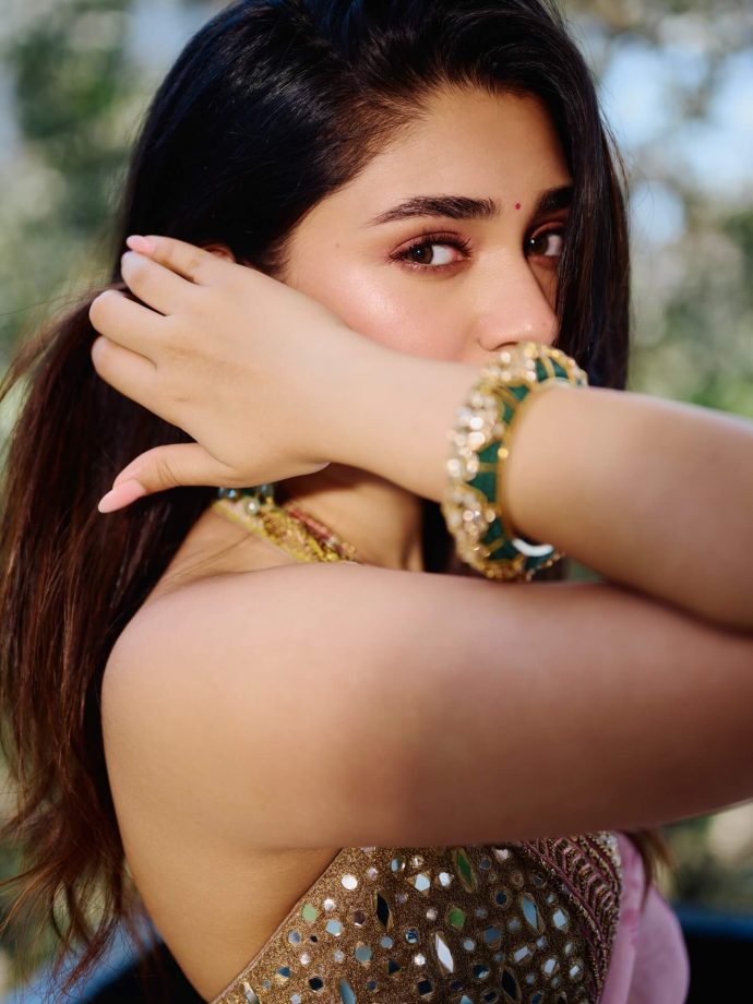 Krithi Shetty Brings Breezy ‘Hawa Hawa’ Mood to Life in a Sheer Pink Saree 995189