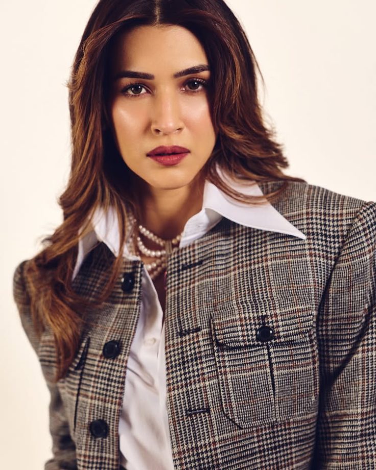 Kriti Sanon Owns Boss Lady Style in Blazer and Wide-Leg Pants 994745