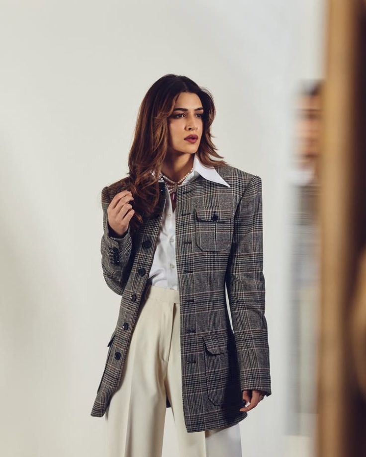 Kriti Sanon Owns Boss Lady Style in Blazer and Wide-Leg Pants 994747