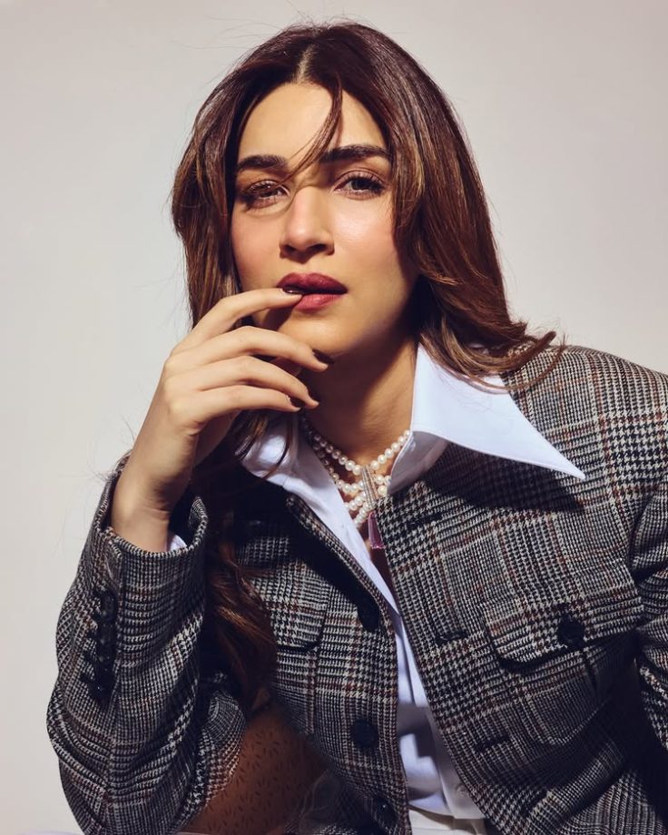 Kriti Sanon Owns Boss Lady Style in Blazer and Wide-Leg Pants 994750