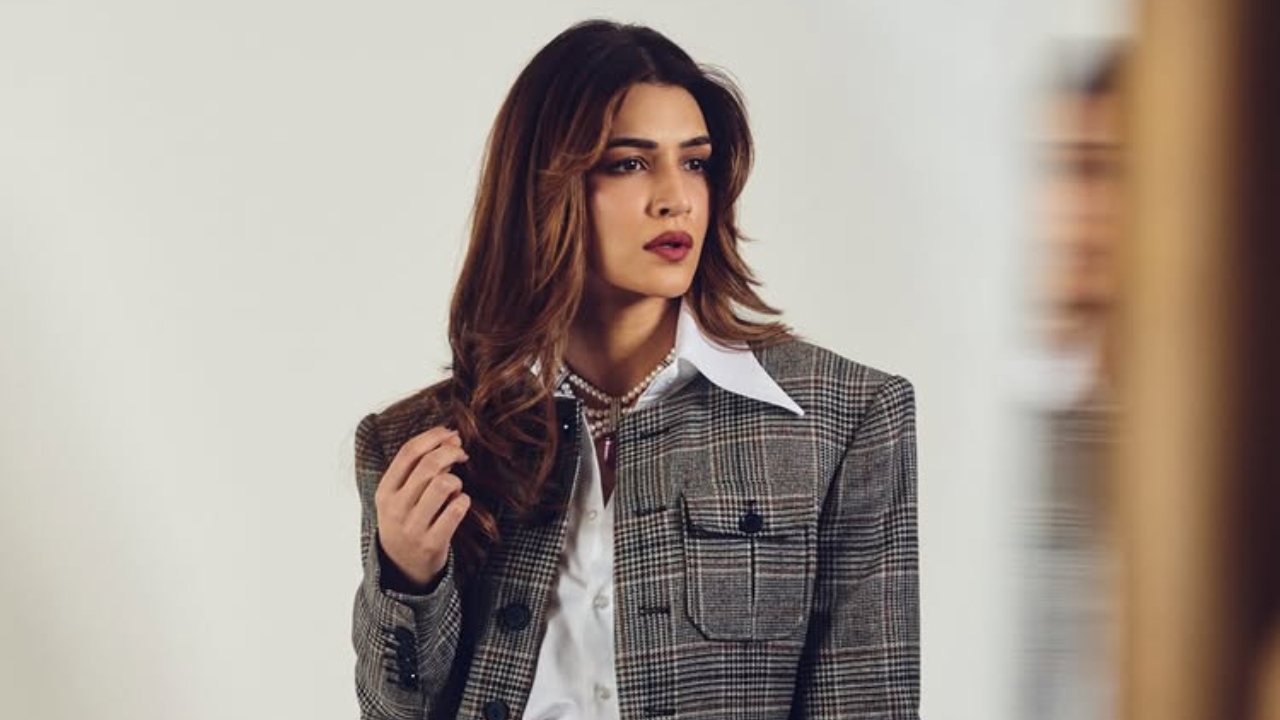 Kriti Sanon Owns Boss Lady Style in Blazer and Wide-Leg Pants 994744