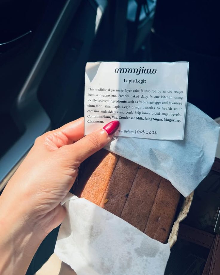 Malavika Mohanan Enjoys A Cozy Tropical Getaway In Java 994496