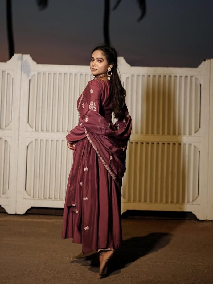 Manisha Rani Turns Heads in Elegant Maroon Ethnic Look 994782