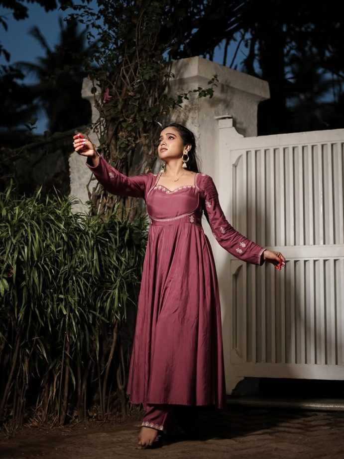 Manisha Rani Turns Heads in Elegant Maroon Ethnic Look 994783