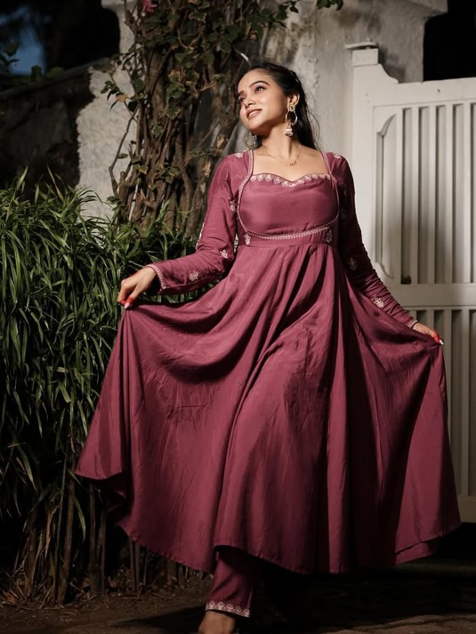 Manisha Rani Turns Heads in Elegant Maroon Ethnic Look 994781