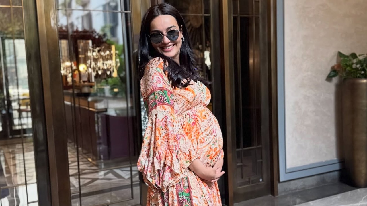 Mom-to-be Surbhi Jyoti Brings In Summer Charm In A Flowy Printed Dress, Flaunts Baby Bump 994821