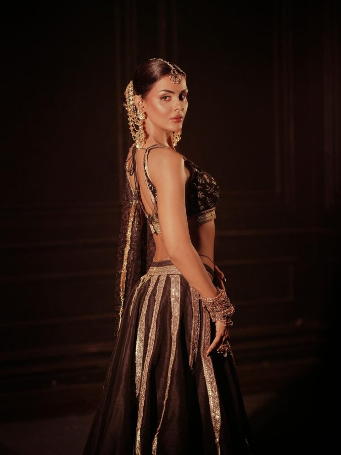 Naagin 7 Actress Priyanka Chahar Choudhary Sets Fans Into Frenzy In Her Black Lehenga & Bold Blouse Glam 993187