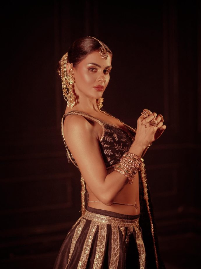 Naagin 7 Actress Priyanka Chahar Choudhary Sets Fans Into Frenzy In Her Black Lehenga & Bold Blouse Glam 993182