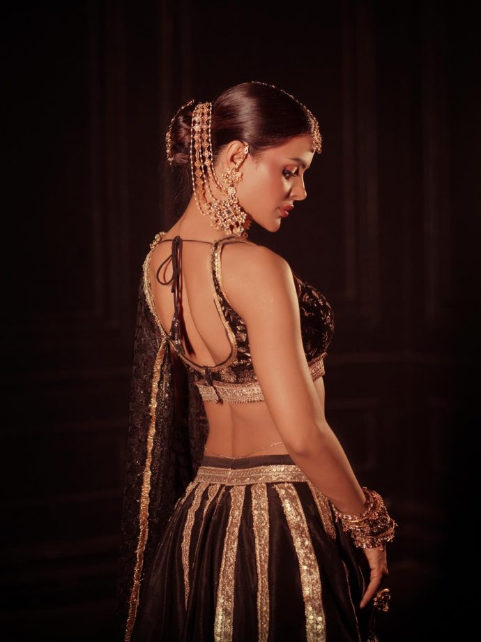 Naagin 7 Actress Priyanka Chahar Choudhary Sets Fans Into Frenzy In Her Black Lehenga & Bold Blouse Glam 993183