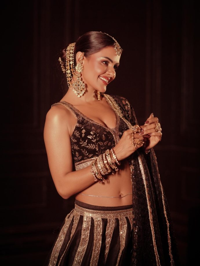 Naagin 7 Actress Priyanka Chahar Choudhary Sets Fans Into Frenzy In Her Black Lehenga & Bold Blouse Glam 993184