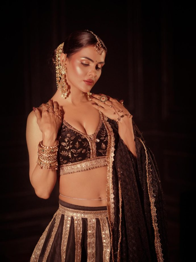 Naagin 7 Actress Priyanka Chahar Choudhary Sets Fans Into Frenzy In Her Black Lehenga & Bold Blouse Glam 993185