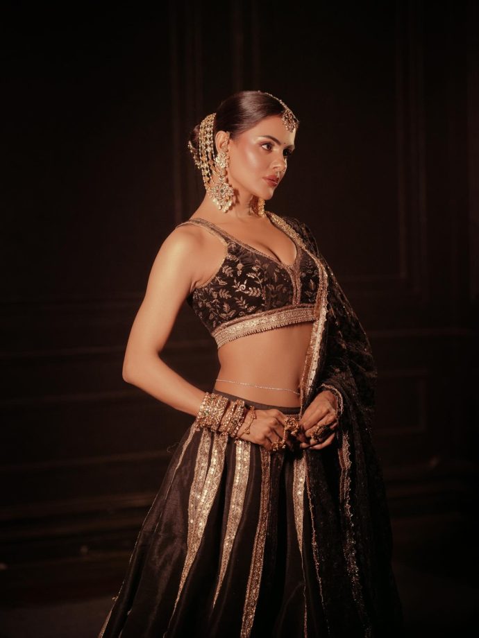 Naagin 7 Actress Priyanka Chahar Choudhary Sets Fans Into Frenzy In Her Black Lehenga & Bold Blouse Glam 993186