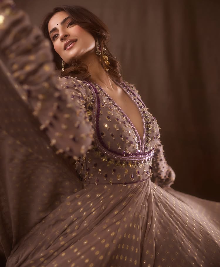 Palak Tiwari Stuns in a Flowy Anarkali with Soft Glam Touch 994742