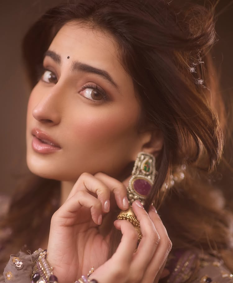 Palak Tiwari Stuns in a Flowy Anarkali with Soft Glam Touch 994740