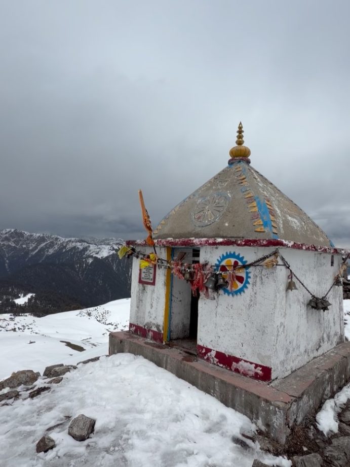 Sara Ali Khan Enjoys Snow, Hills, and Simple Moments in Mountain Getaway 994590