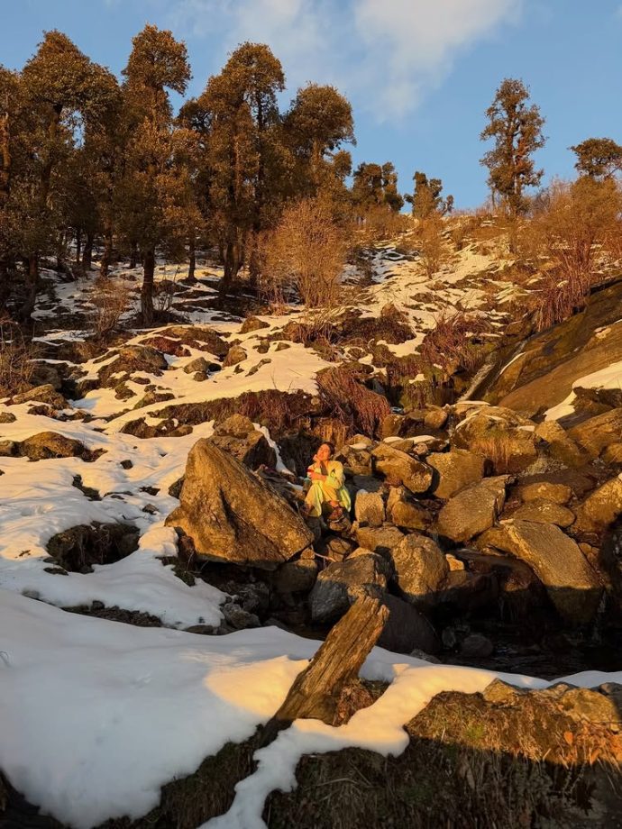 Sara Ali Khan Enjoys Snow, Hills, and Simple Moments in Mountain Getaway 994591