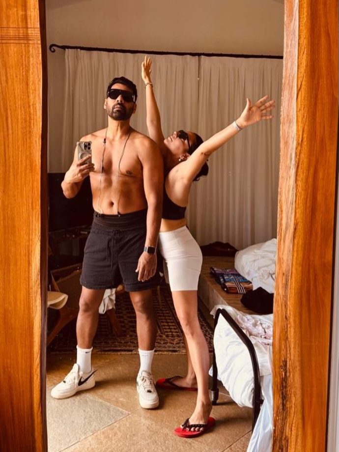 Shabir Ahluwalia Flirts With Wife Kanchi Kaul In Shirtless Pic; Sriti Jha, Genelia D'Souza & Others React 993838