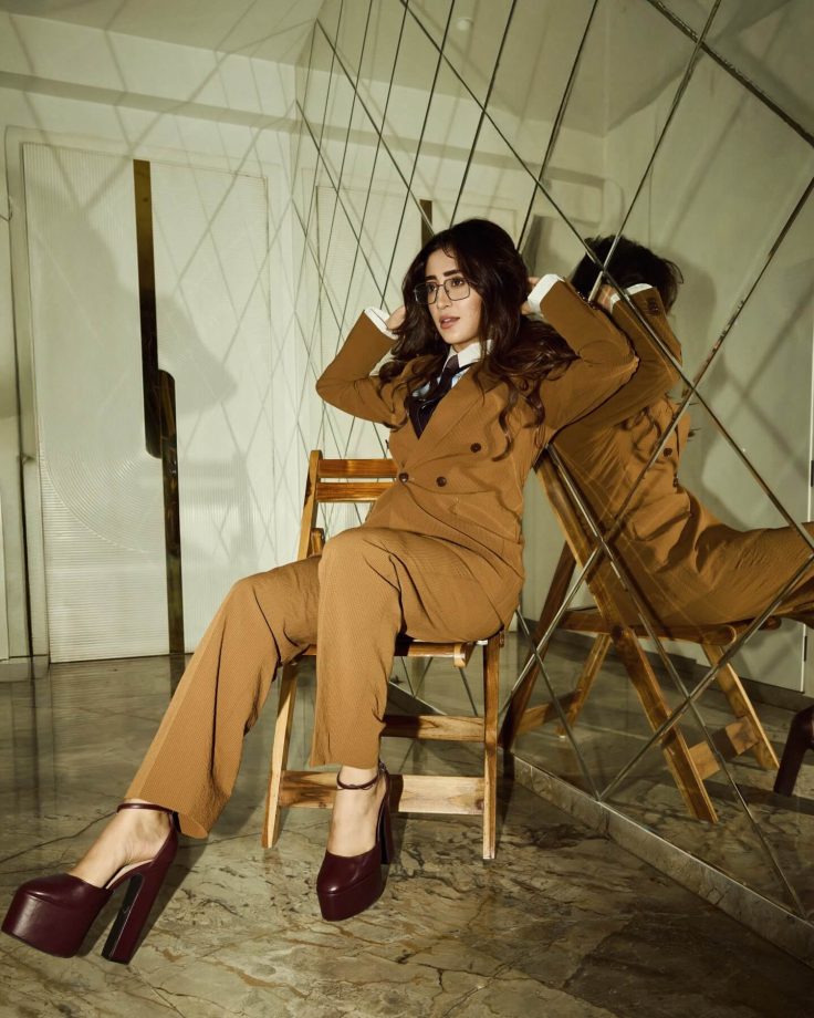 Shivangi Joshi Redefines Boss Lady Style In A Sharp Brown Suit 993927