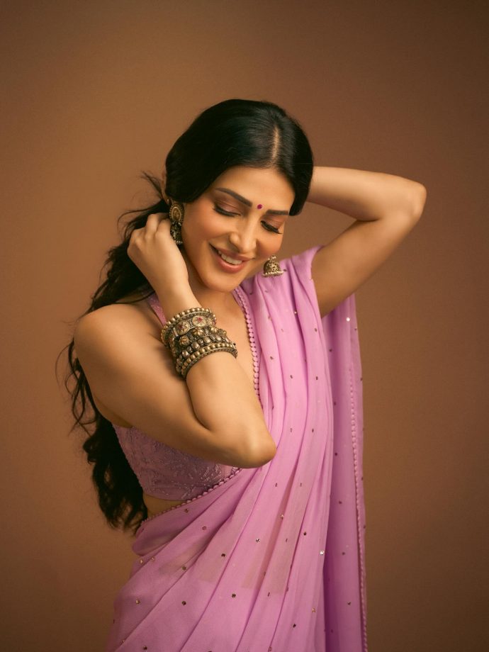 Shruti Hassan Makes Hearts Flutter In A Lavender Mirror Work Saree with Halter Blouse: Take A Look 993191