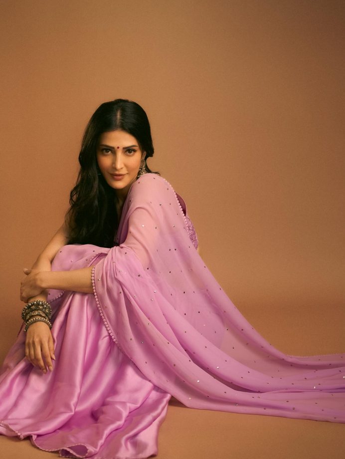 Shruti Hassan Makes Hearts Flutter In A Lavender Mirror Work Saree with Halter Blouse: Take A Look 993194