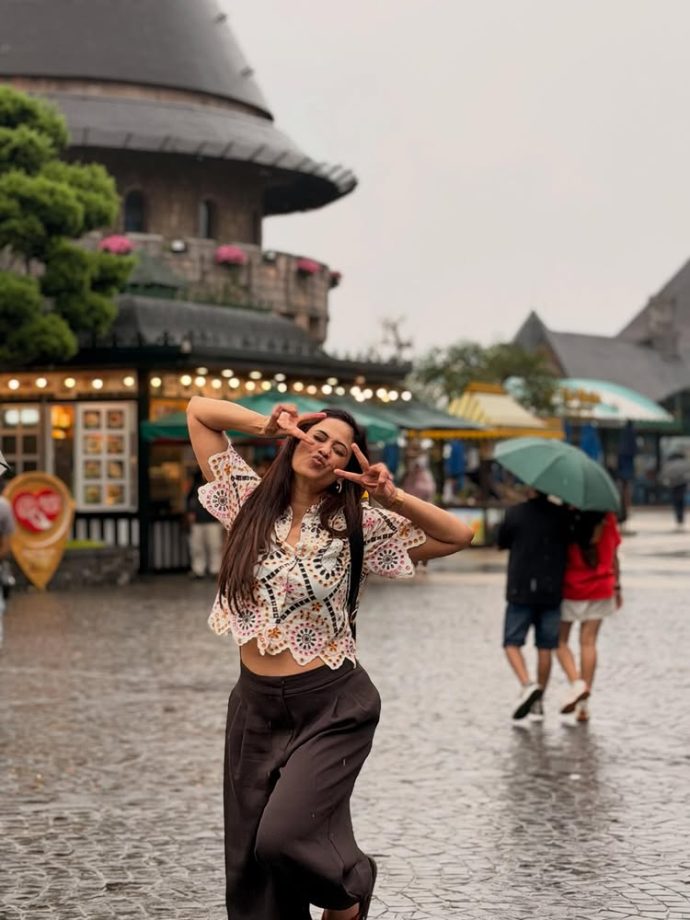 Shweta Tiwari keeps it easy, breezy, and stylish during her Disney day out 995340