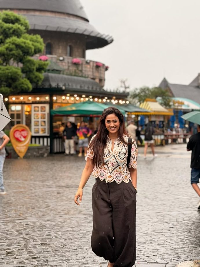 Shweta Tiwari keeps it easy, breezy, and stylish during her Disney day out 995341