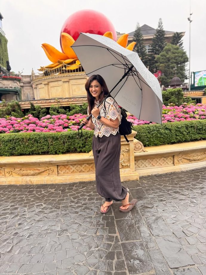 Shweta Tiwari keeps it easy, breezy, and stylish during her Disney day out 995342