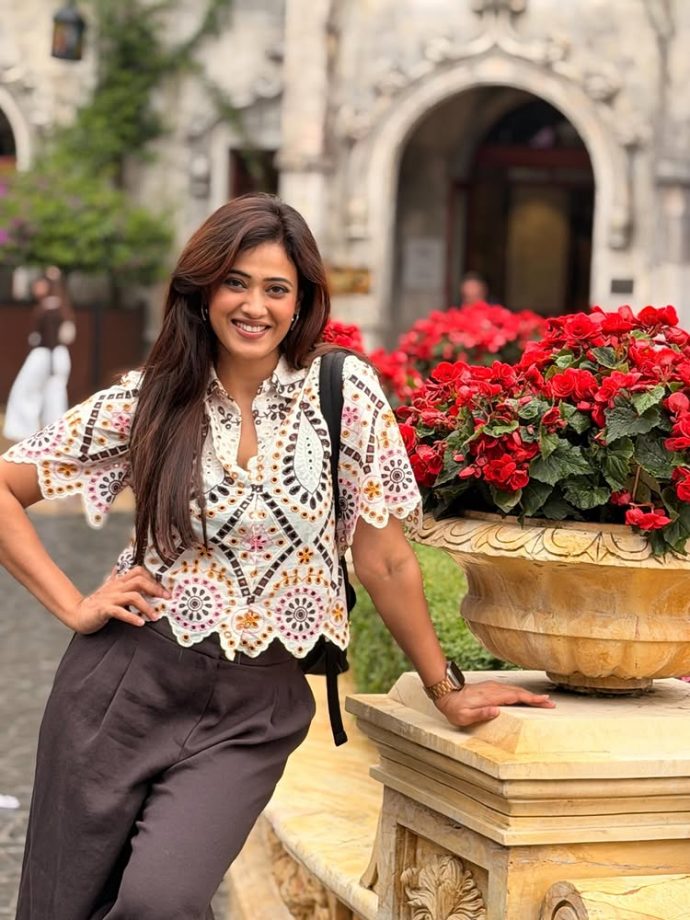 Shweta Tiwari keeps it easy, breezy, and stylish during her Disney day out 995343