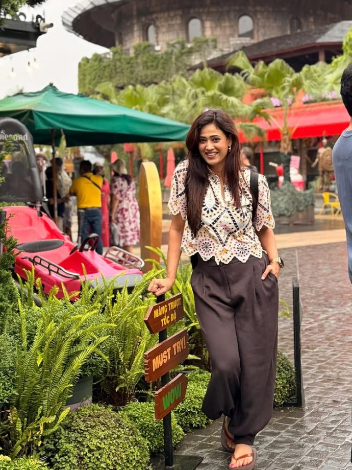 Shweta Tiwari keeps it easy, breezy, and stylish during her Disney day out 995344