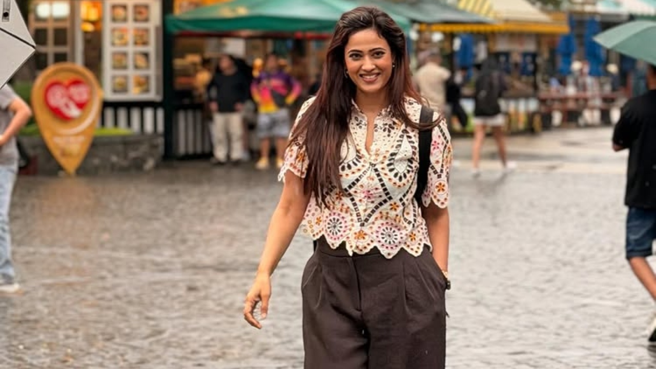 Shweta Tiwari keeps it easy, breezy, and stylish during her Disney day out 995338