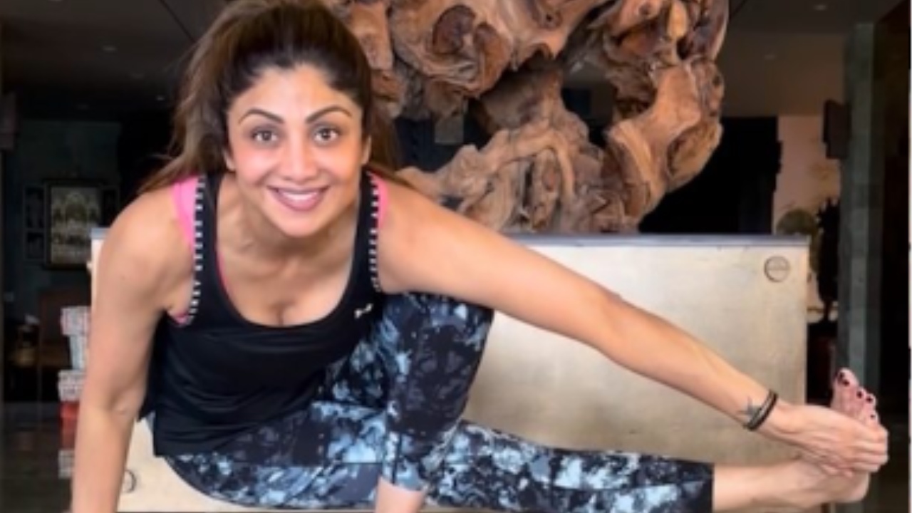 Sneak Peek Into Shilpa Shetty's Monday Motivational Yoga That You Must-Try 993568