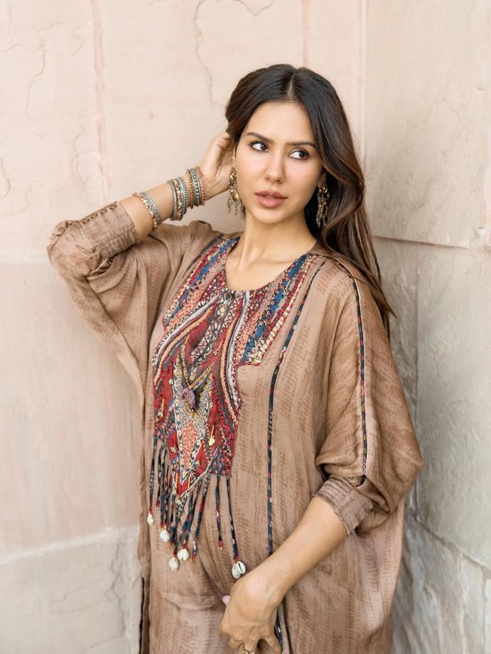 Sonam Bajwa Keeps It Easy and Rooted in Effortless Ethnic Style 995523