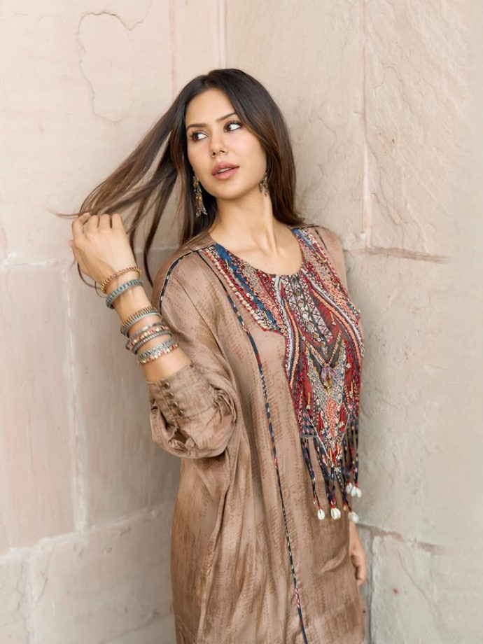 Sonam Bajwa Keeps It Easy and Rooted in Effortless Ethnic Style 995524