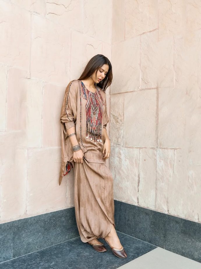Sonam Bajwa Keeps It Easy and Rooted in Effortless Ethnic Style 995525