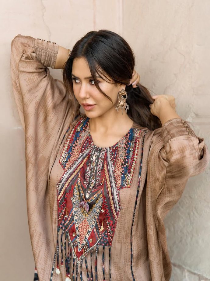 Sonam Bajwa Keeps It Easy and Rooted in Effortless Ethnic Style 995528