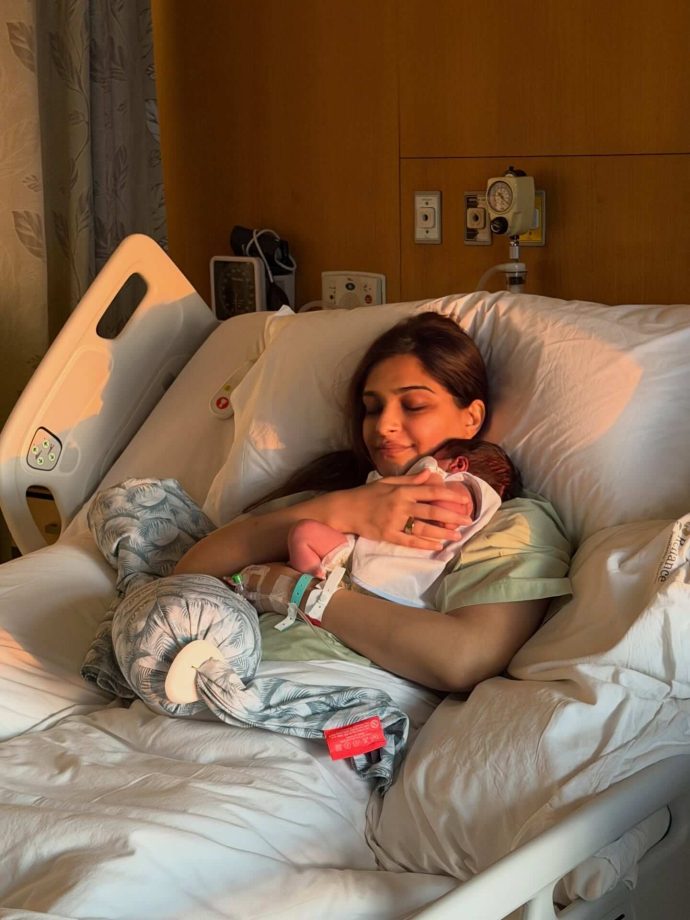 Sonam Kapoor Shares 1st Pic With Her Newborn Son From Hospital, Vicky Kaushal Reacts 993267