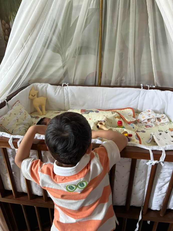 Sonam Kapoor shares a soft family moment with Anand Ahuja and their “three” 995366