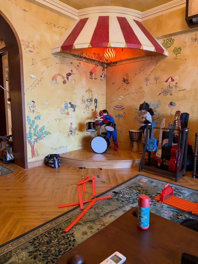 Sonam Kapoor shares a soft family moment with Anand Ahuja and their “three” 995368