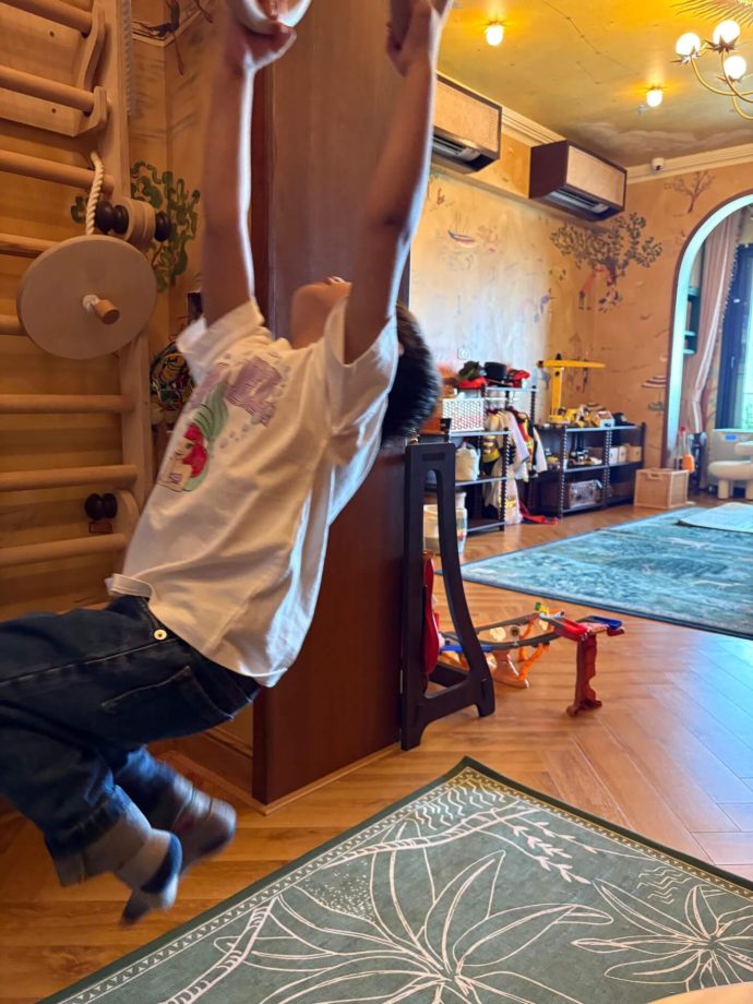 Sonam Kapoor shares a soft family moment with Anand Ahuja and their “three” 995365