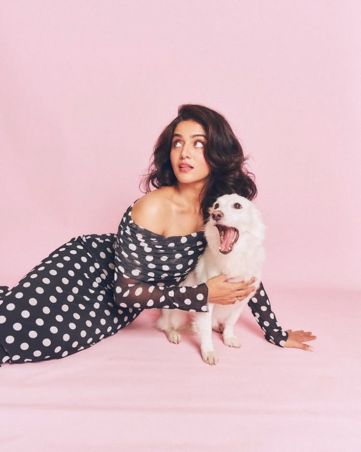 Wamiqa Gabbi nails retro style in a sleek polka dot gown 994732