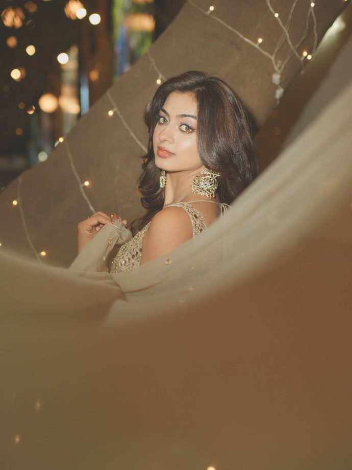 YRKKH's Garvita Sandhwani Brings Desi Charm With Boldness In Lehenga With Deep-neck Mirror-work Blouse 994071