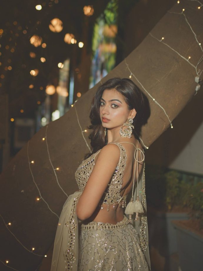 YRKKH's Garvita Sandhwani Brings Desi Charm With Boldness In Lehenga With Deep-neck Mirror-work Blouse 994072