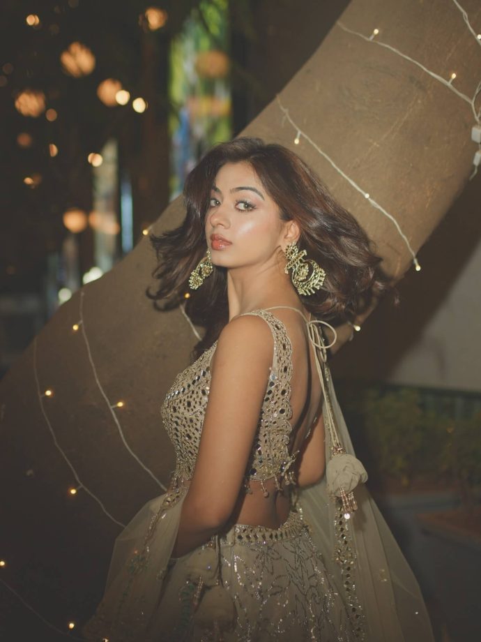 YRKKH's Garvita Sandhwani Brings Desi Charm With Boldness In Lehenga With Deep-neck Mirror-work Blouse 994074