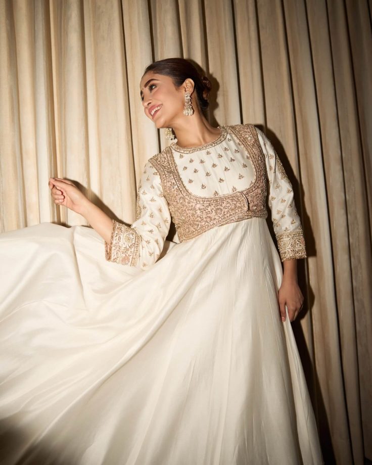 YRKKH'S Shivangi Joshi Turns Regal In An Off-White Anarkali With Jhumkas - See Pics 993067