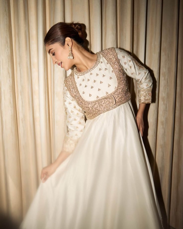 YRKKH'S Shivangi Joshi Turns Regal In An Off-White Anarkali With Jhumkas - See Pics 993058