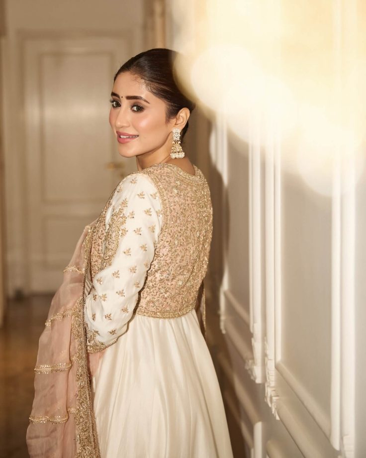 YRKKH'S Shivangi Joshi Turns Regal In An Off-White Anarkali With Jhumkas - See Pics 993065